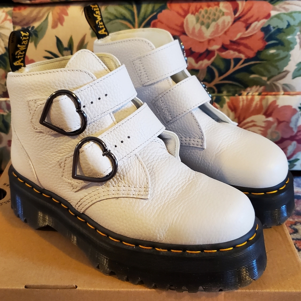 MINT Dr Martens Devon Heart White Boots Size US Women's 9